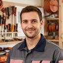 Elektroinstallateur aus Lenzburg in seiner Werkstatt mit Projektunterlagen
