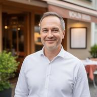 Gastwirt aus Wohlen steht vor seinem Restaurant und spricht über die optimierte Speisekarte